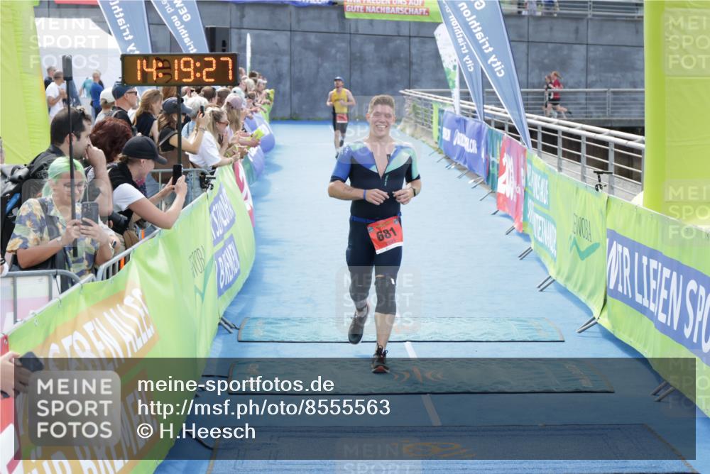 10.08.2025 - GEWOBA Citytriathlon Bremen H.Heesch http://msf.ph/oto/8555563 10.08.2025 14:19:31 Ziel 575, 681 meine-sportfotos.de