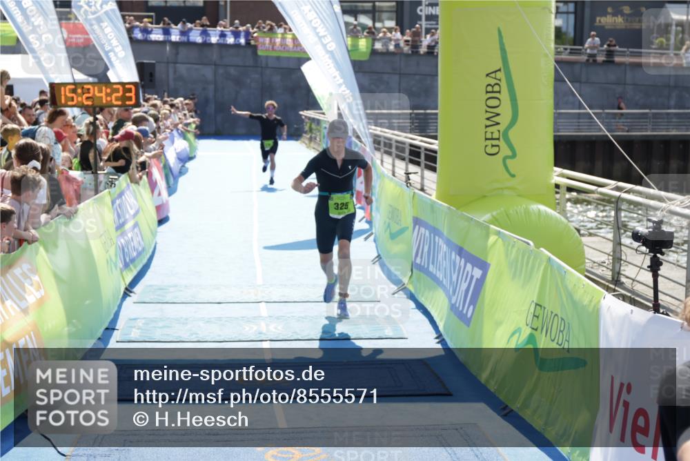 10.08.2025 - GEWOBA Citytriathlon Bremen H.Heesch http://msf.ph/oto/8555571 10.08.2025 15:24:27 Ziel 18, 19, 325, 346 meine-sportfotos.de