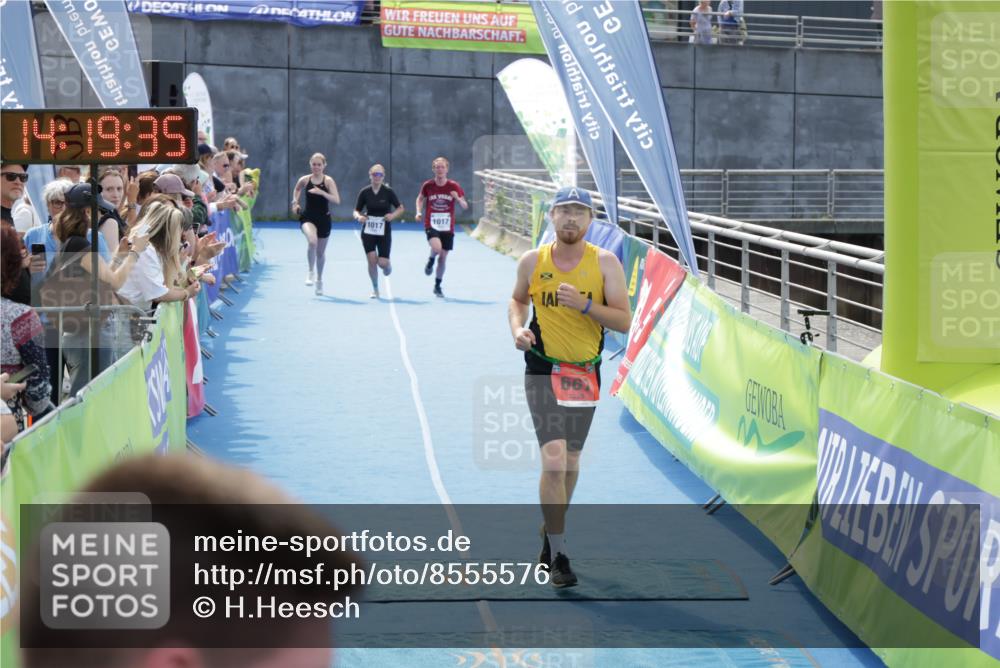 10.08.2025 - GEWOBA Citytriathlon Bremen H.Heesch http://msf.ph/oto/8555576 10.08.2025 14:19:38 Ziel 667, 681, 1017 meine-sportfotos.de