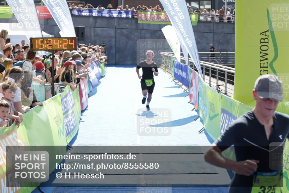 10.08.2025 - GEWOBA Citytriathlon Bremen H.Heesch http://msf.ph/oto/8555580 10.08.2025 15:24:28 Ziel 19, 325, 346 meine-sportfotos.de