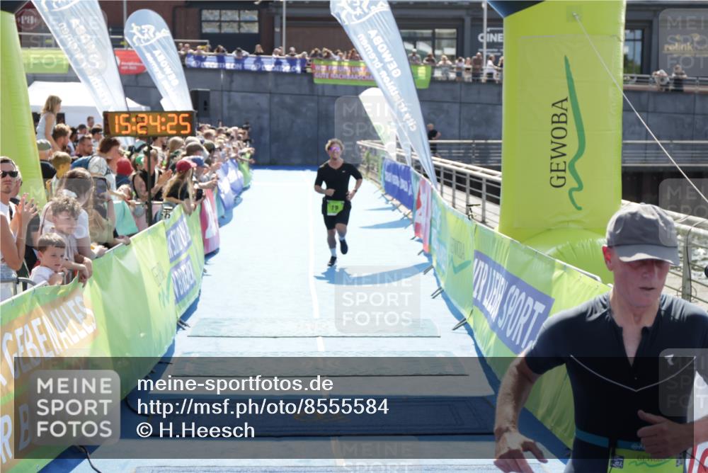 10.08.2025 - GEWOBA Citytriathlon Bremen H.Heesch http://msf.ph/oto/8555584 10.08.2025 15:24:29 Ziel 19, 325, 346 meine-sportfotos.de