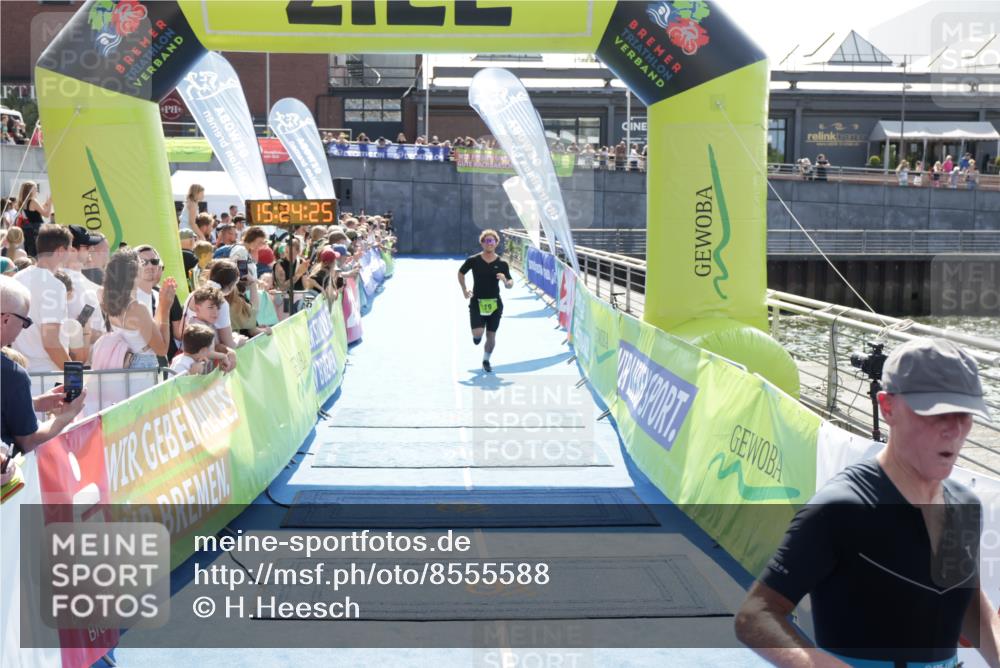 10.08.2025 - GEWOBA Citytriathlon Bremen H.Heesch http://msf.ph/oto/8555588 10.08.2025 15:24:29 Ziel 19, 325, 346 meine-sportfotos.de