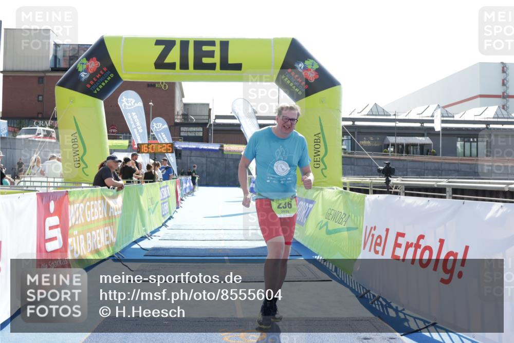 10.08.2025 - GEWOBA Citytriathlon Bremen H.Heesch http://msf.ph/oto/8555604 10.08.2025 16:01:29 Ziel 236 meine-sportfotos.de
