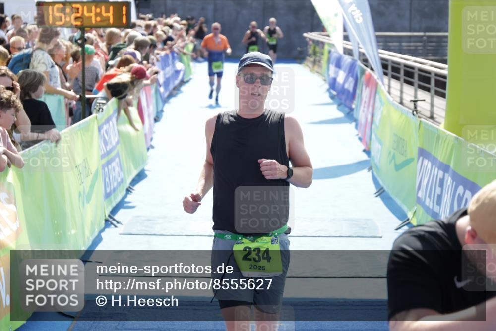 10.08.2025 - GEWOBA Citytriathlon Bremen H.Heesch http://msf.ph/oto/8555627 10.08.2025 15:24:45 Ziel 51, 234 meine-sportfotos.de