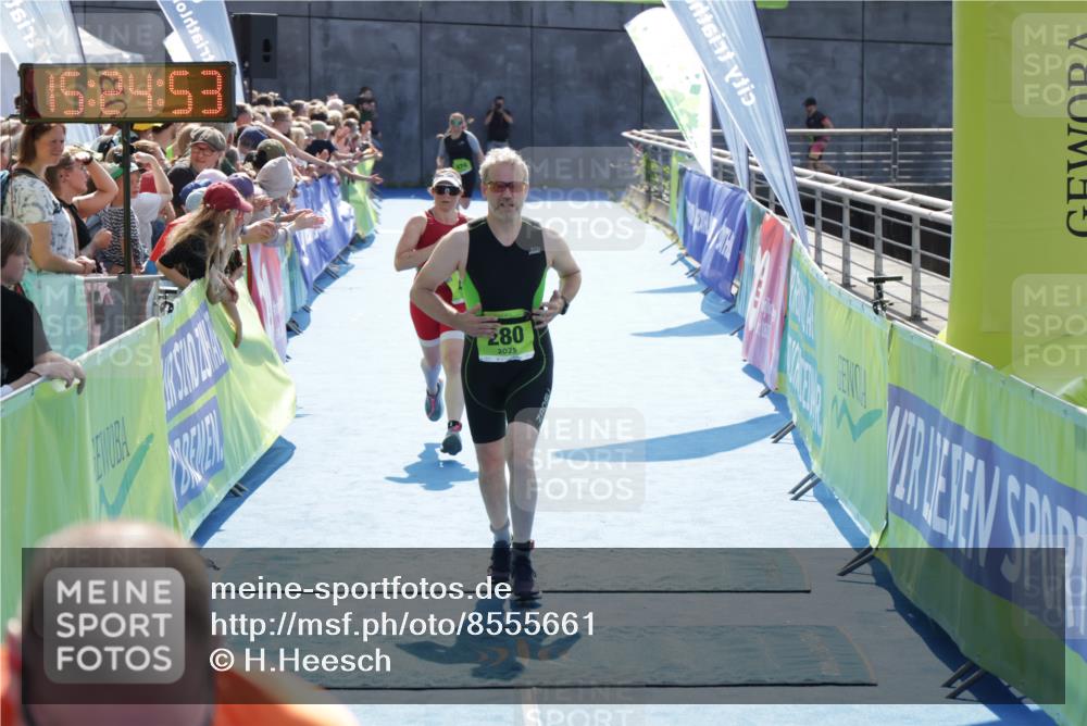 10.08.2025 - GEWOBA Citytriathlon Bremen H.Heesch http://msf.ph/oto/8555661 10.08.2025 15:24:57 Ziel 258, 280, 453, 474, 497 meine-sportfotos.de