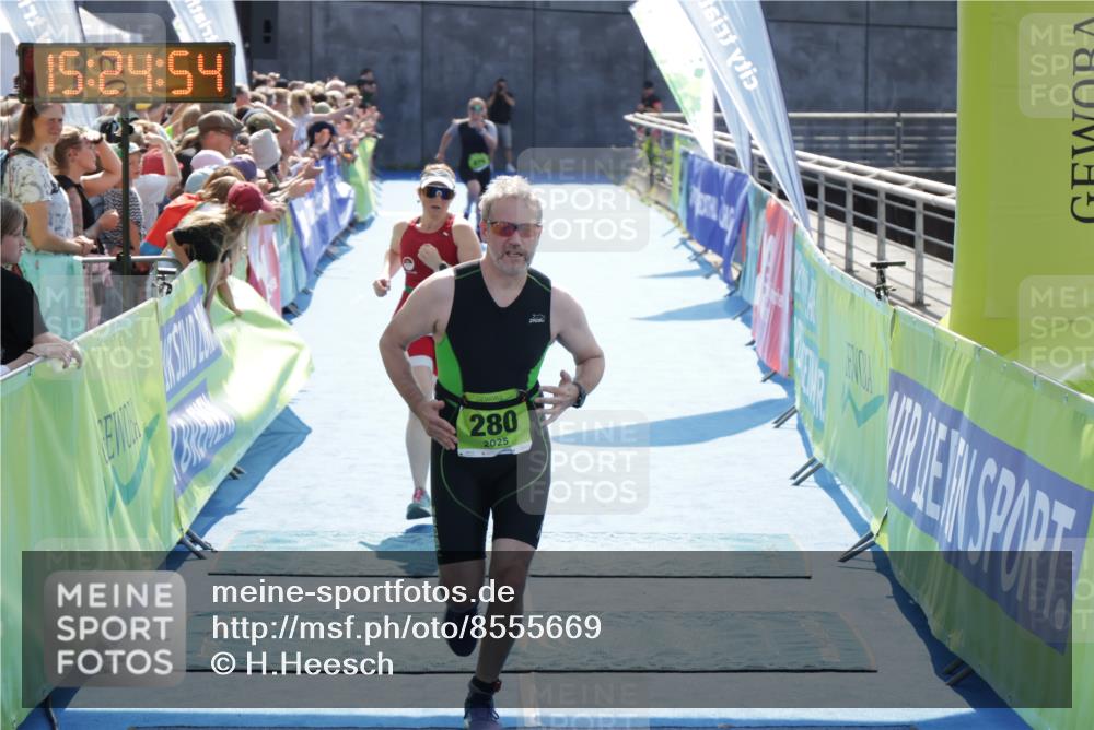 10.08.2025 - GEWOBA Citytriathlon Bremen H.Heesch http://msf.ph/oto/8555669 10.08.2025 15:24:58 Ziel 258, 280, 453, 474, 497 meine-sportfotos.de