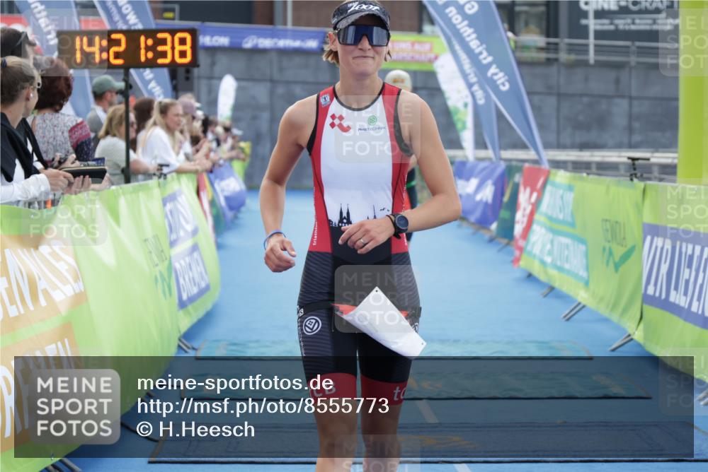 10.08.2025 - GEWOBA Citytriathlon Bremen H.Heesch http://msf.ph/oto/8555773 10.08.2025 14:21:41 Ziel 712, 913 meine-sportfotos.de