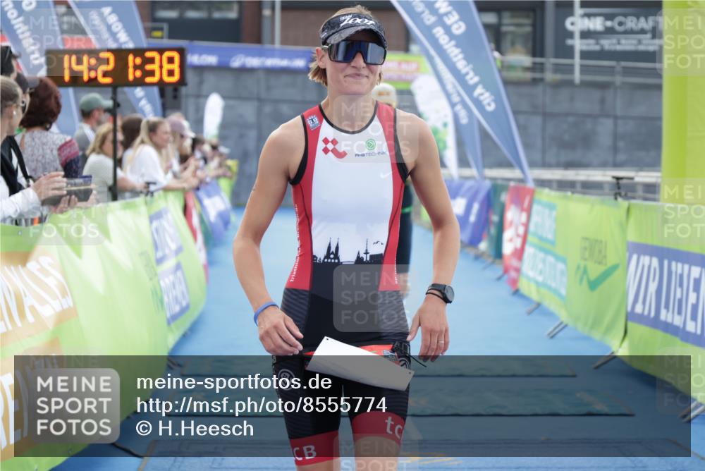 10.08.2025 - GEWOBA Citytriathlon Bremen H.Heesch http://msf.ph/oto/8555774 10.08.2025 14:21:42 Ziel 712, 913 meine-sportfotos.de