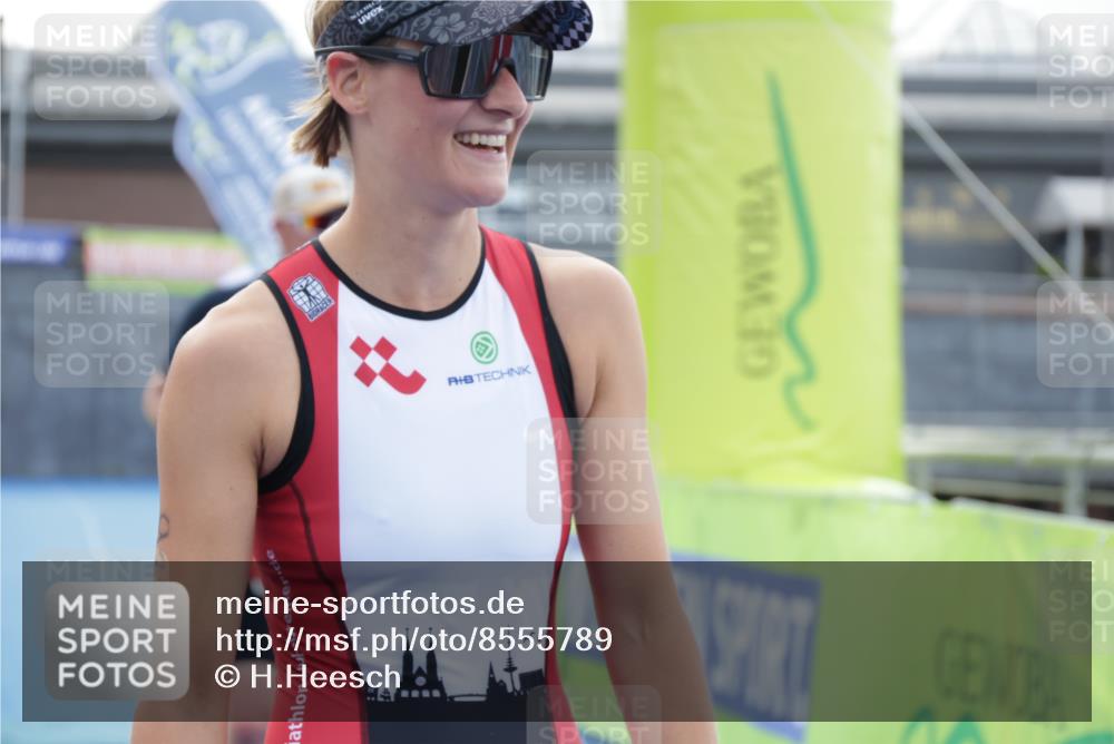 10.08.2025 - GEWOBA Citytriathlon Bremen H.Heesch http://msf.ph/oto/8555789 10.08.2025 14:21:44 Ziel 712, 913 meine-sportfotos.de