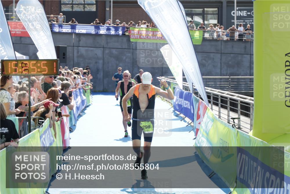 10.08.2025 - GEWOBA Citytriathlon Bremen H.Heesch http://msf.ph/oto/8555804 10.08.2025 15:25:55 Ziel 298, 311, 323 meine-sportfotos.de