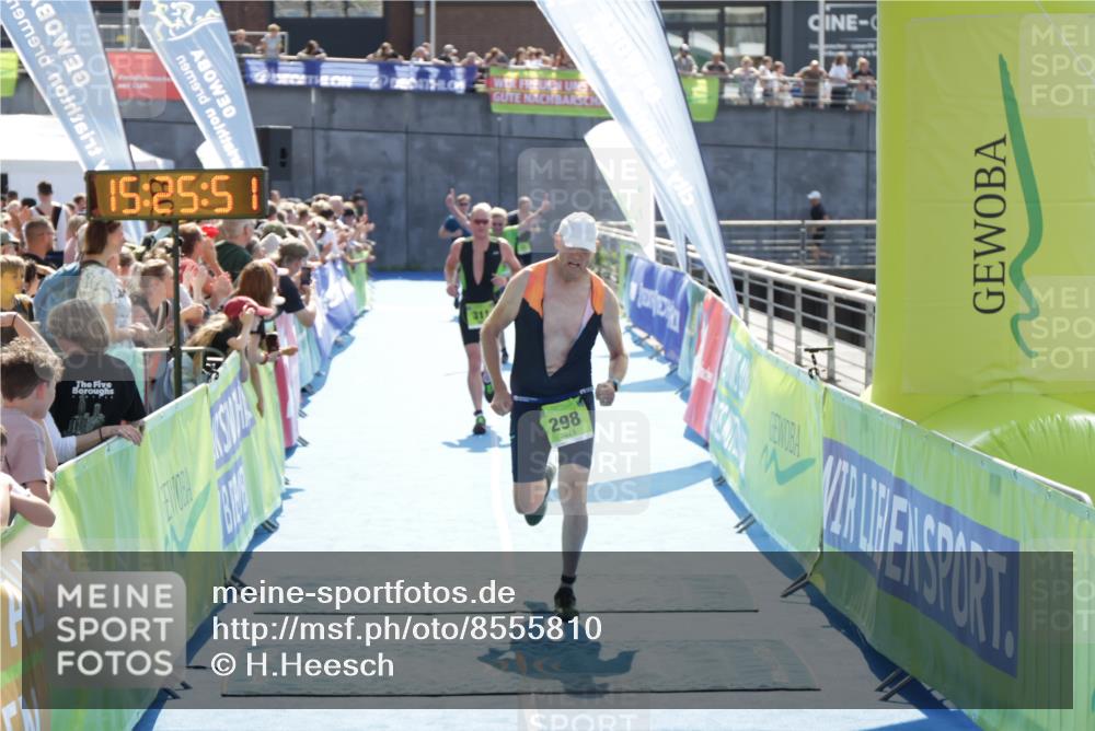 10.08.2025 - GEWOBA Citytriathlon Bremen H.Heesch http://msf.ph/oto/8555810 10.08.2025 15:25:55 Ziel 298, 311, 323 meine-sportfotos.de