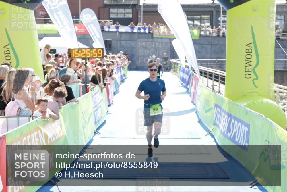 10.08.2025 - GEWOBA Citytriathlon Bremen H.Heesch http://msf.ph/oto/8555849 10.08.2025 15:26:03 Ziel 29, 298, 323 meine-sportfotos.de