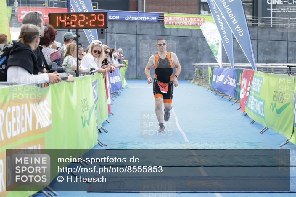 10.08.2025 - GEWOBA Citytriathlon Bremen H.Heesch http://msf.ph/oto/8555853 10.08.2025 14:22:33 Ziel 689, 758 meine-sportfotos.de