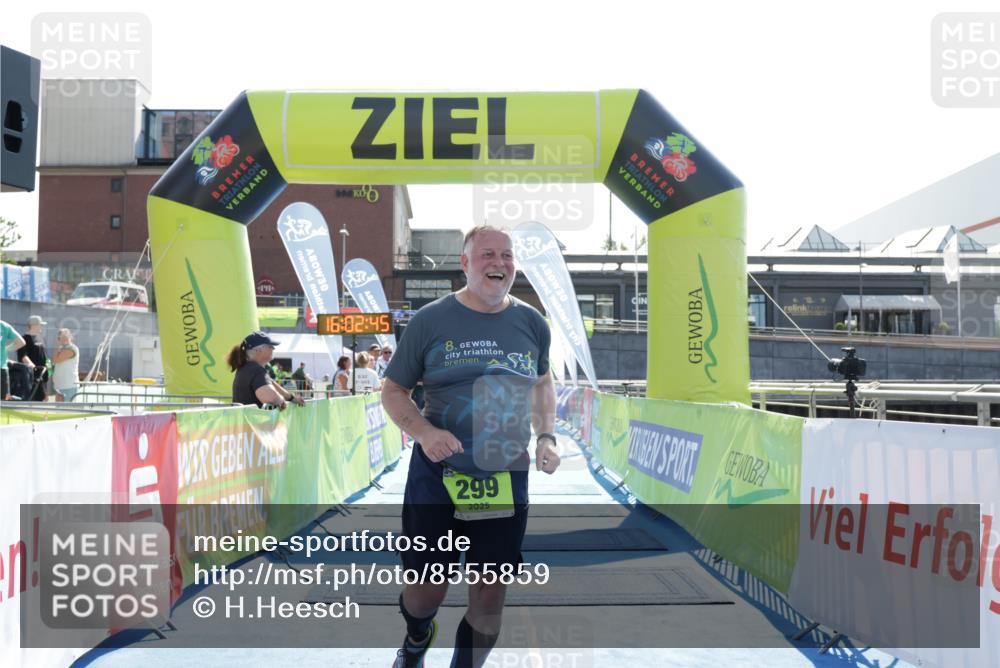 10.08.2025 - GEWOBA Citytriathlon Bremen H.Heesch http://msf.ph/oto/8555859 10.08.2025 16:02:49 Ziel 299 meine-sportfotos.de