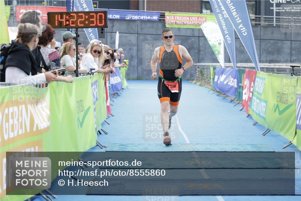 10.08.2025 - GEWOBA Citytriathlon Bremen H.Heesch http://msf.ph/oto/8555860 10.08.2025 14:22:34 Ziel 689, 758 meine-sportfotos.de