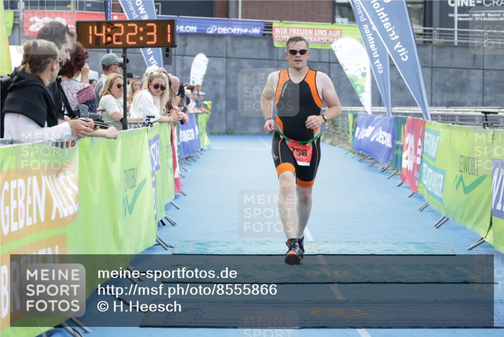 10.08.2025 - GEWOBA Citytriathlon Bremen H.Heesch http://msf.ph/oto/8555866 10.08.2025 14:22:34 Ziel 689, 758 meine-sportfotos.de