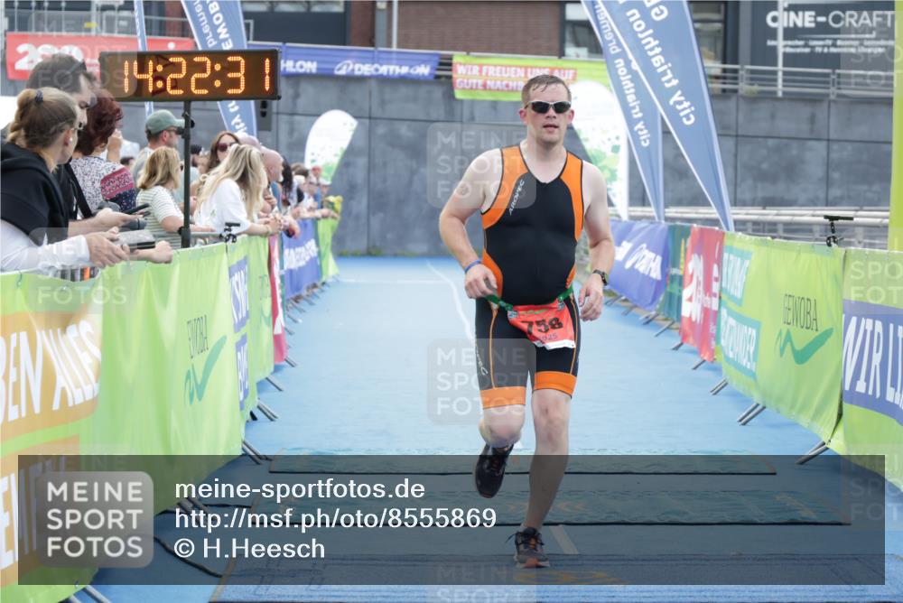 10.08.2025 - GEWOBA Citytriathlon Bremen H.Heesch http://msf.ph/oto/8555869 10.08.2025 14:22:35 Ziel 689, 758 meine-sportfotos.de