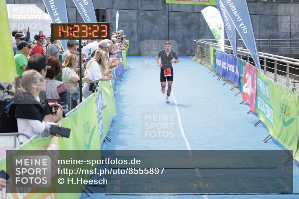 10.08.2025 - GEWOBA Citytriathlon Bremen H.Heesch http://msf.ph/oto/8555897 10.08.2025 14:23:26 Ziel 676 meine-sportfotos.de