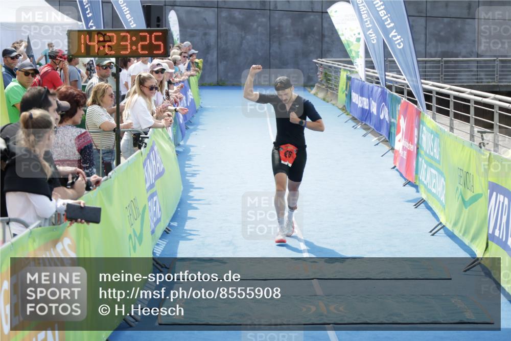 10.08.2025 - GEWOBA Citytriathlon Bremen H.Heesch http://msf.ph/oto/8555908 10.08.2025 14:23:28 Ziel 676 meine-sportfotos.de