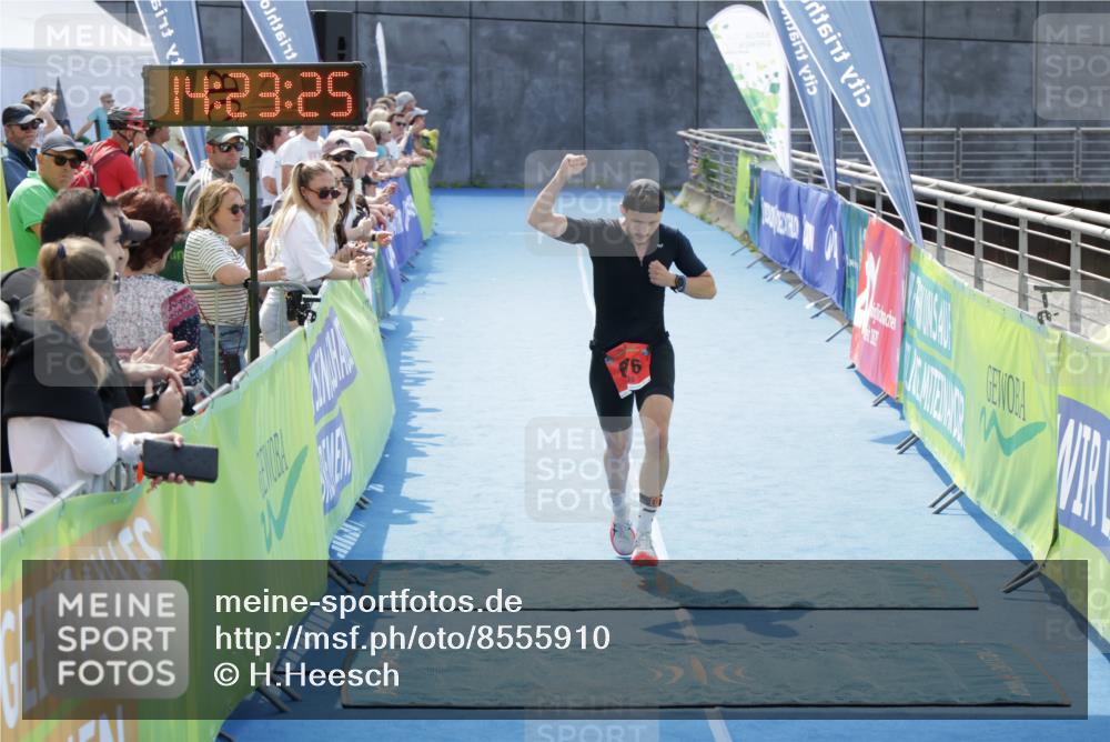 10.08.2025 - GEWOBA Citytriathlon Bremen H.Heesch http://msf.ph/oto/8555910 10.08.2025 14:23:28 Ziel 676 meine-sportfotos.de