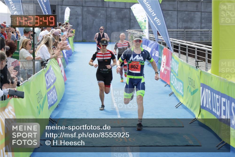10.08.2025 - GEWOBA Citytriathlon Bremen H.Heesch http://msf.ph/oto/8555925 10.08.2025 14:23:53 Ziel 567, 802, 915 meine-sportfotos.de