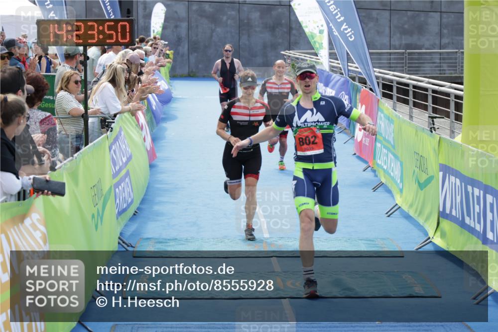 10.08.2025 - GEWOBA Citytriathlon Bremen H.Heesch http://msf.ph/oto/8555928 10.08.2025 14:23:53 Ziel 567, 802, 915 meine-sportfotos.de