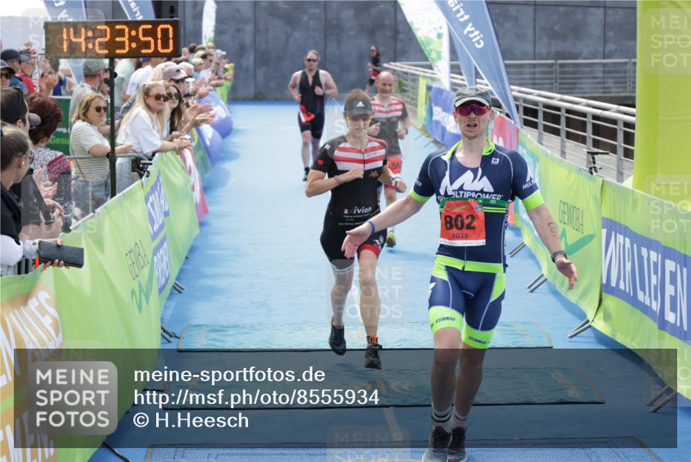 10.08.2025 - GEWOBA Citytriathlon Bremen H.Heesch http://msf.ph/oto/8555934 10.08.2025 14:23:54 Ziel 567, 738, 802, 915 meine-sportfotos.de