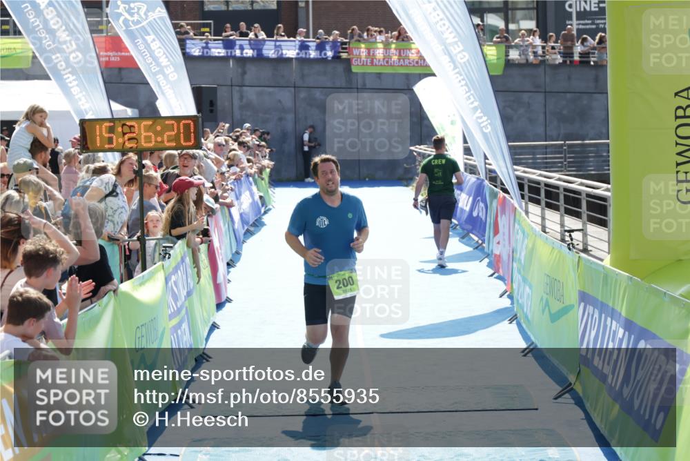 10.08.2025 - GEWOBA Citytriathlon Bremen H.Heesch http://msf.ph/oto/8555935 10.08.2025 15:26:24 Ziel 200 meine-sportfotos.de