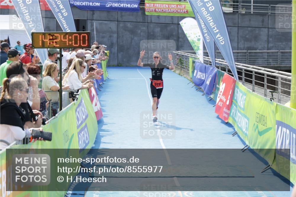 10.08.2025 - GEWOBA Citytriathlon Bremen H.Heesch http://msf.ph/oto/8555977 10.08.2025 14:24:03 Ziel 567, 738, 972 meine-sportfotos.de