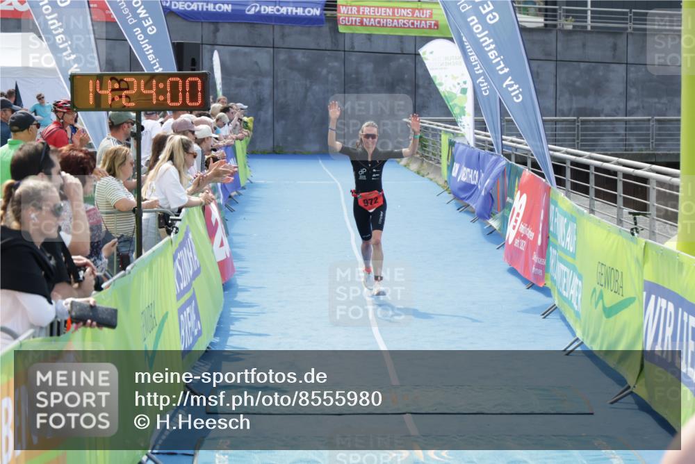 10.08.2025 - GEWOBA Citytriathlon Bremen H.Heesch http://msf.ph/oto/8555980 10.08.2025 14:24:04 Ziel 567, 738, 972 meine-sportfotos.de
