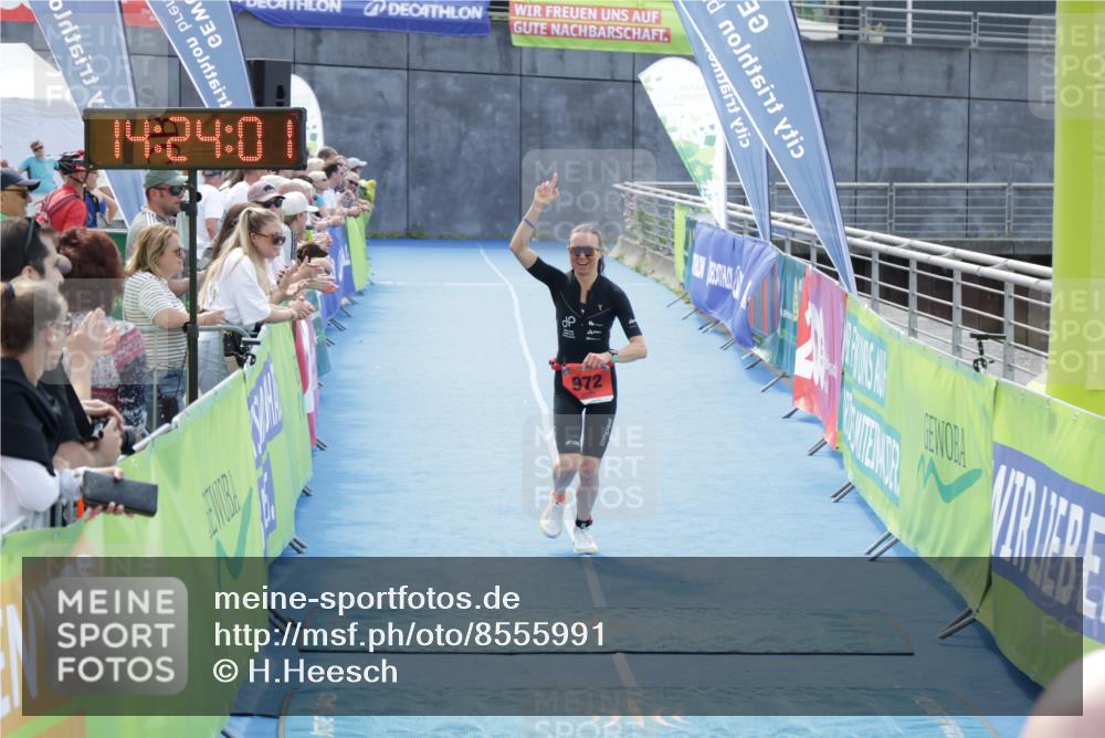 10.08.2025 - GEWOBA Citytriathlon Bremen H.Heesch http://msf.ph/oto/8555991 10.08.2025 14:24:05 Ziel 738, 972 meine-sportfotos.de