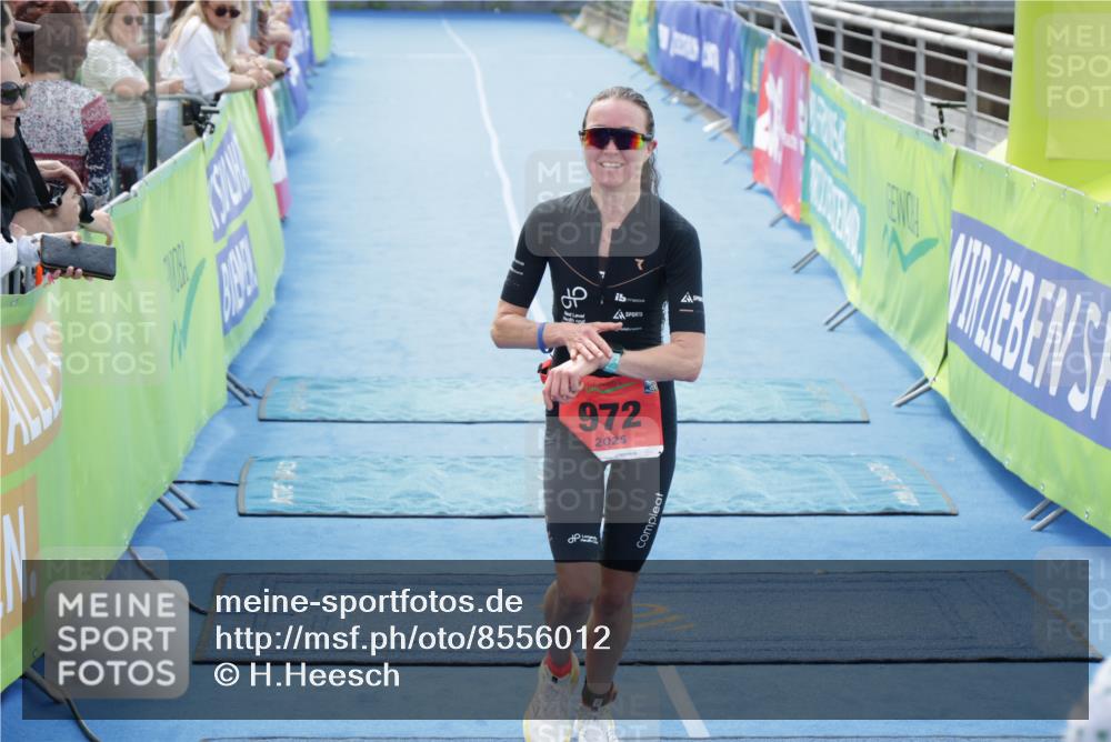 10.08.2025 - GEWOBA Citytriathlon Bremen H.Heesch http://msf.ph/oto/8556012 10.08.2025 14:24:07 Ziel 738, 972 meine-sportfotos.de