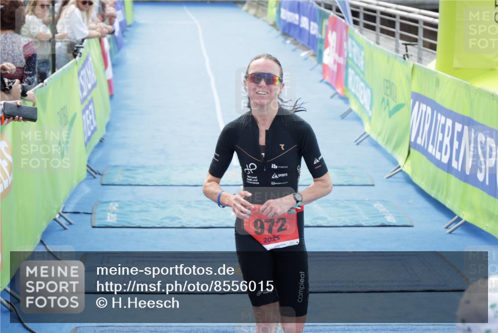 10.08.2025 - GEWOBA Citytriathlon Bremen H.Heesch http://msf.ph/oto/8556015 10.08.2025 14:24:07 Ziel 738, 972 meine-sportfotos.de