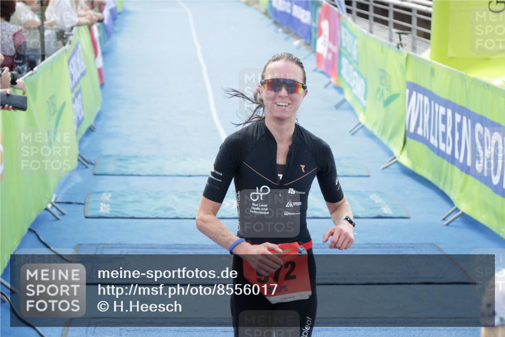 10.08.2025 - GEWOBA Citytriathlon Bremen H.Heesch http://msf.ph/oto/8556017 10.08.2025 14:24:08 Ziel 972 meine-sportfotos.de