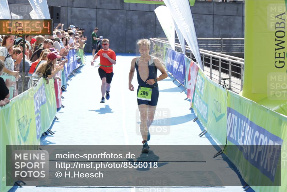 10.08.2025 - GEWOBA Citytriathlon Bremen H.Heesch http://msf.ph/oto/8556018 10.08.2025 15:26:58 Ziel 131, 295 meine-sportfotos.de