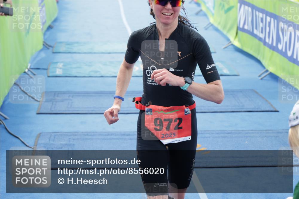 10.08.2025 - GEWOBA Citytriathlon Bremen H.Heesch http://msf.ph/oto/8556020 10.08.2025 14:24:08 Ziel 972 meine-sportfotos.de