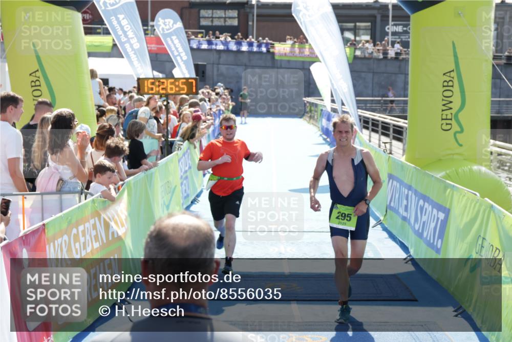 10.08.2025 - GEWOBA Citytriathlon Bremen H.Heesch http://msf.ph/oto/8556035 10.08.2025 15:27:01 Ziel 131, 295 meine-sportfotos.de
