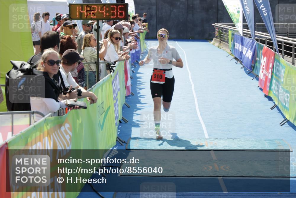 10.08.2025 - GEWOBA Citytriathlon Bremen H.Heesch http://msf.ph/oto/8556040 10.08.2025 14:24:39 Ziel 910 meine-sportfotos.de