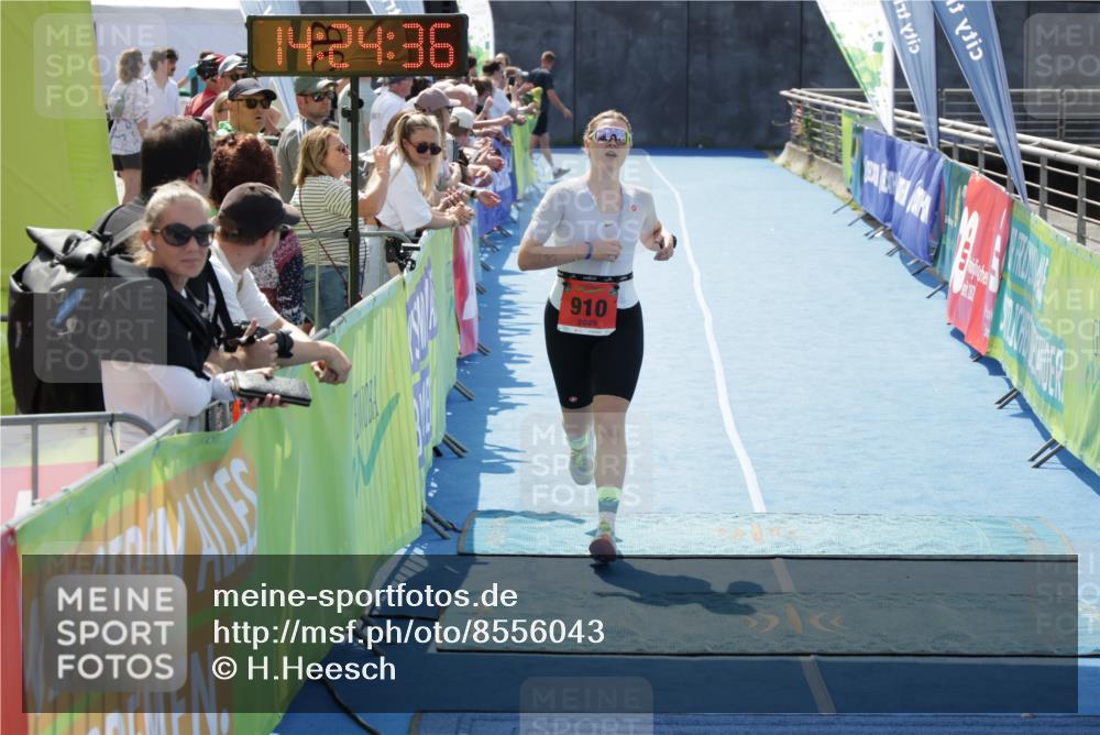 10.08.2025 - GEWOBA Citytriathlon Bremen H.Heesch http://msf.ph/oto/8556043 10.08.2025 14:24:40 Ziel 910 meine-sportfotos.de