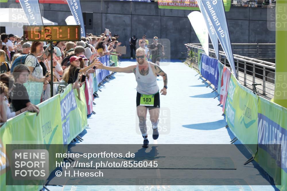 10.08.2025 - GEWOBA Citytriathlon Bremen H.Heesch http://msf.ph/oto/8556045 10.08.2025 15:27:15 Ziel 103, 447 meine-sportfotos.de