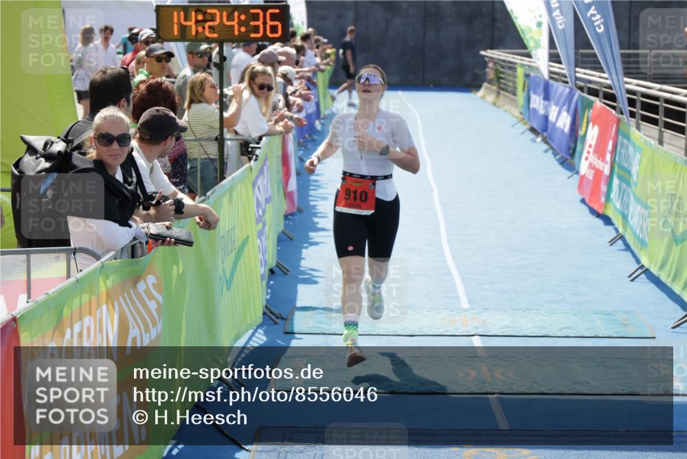 10.08.2025 - GEWOBA Citytriathlon Bremen H.Heesch http://msf.ph/oto/8556046 10.08.2025 14:24:40 Ziel 910 meine-sportfotos.de