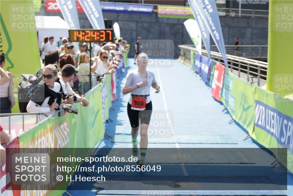 10.08.2025 - GEWOBA Citytriathlon Bremen H.Heesch http://msf.ph/oto/8556049 10.08.2025 14:24:40 Ziel 910 meine-sportfotos.de