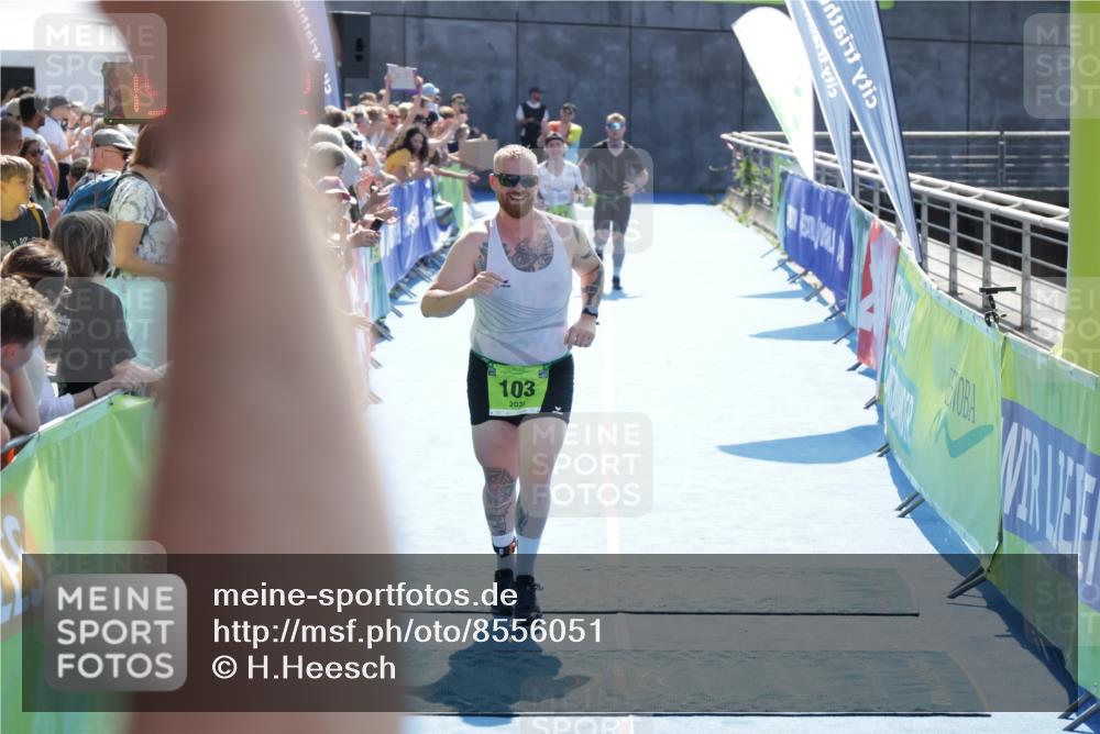 10.08.2025 - GEWOBA Citytriathlon Bremen H.Heesch http://msf.ph/oto/8556051 10.08.2025 15:27:16 Ziel 67, 103, 447 meine-sportfotos.de