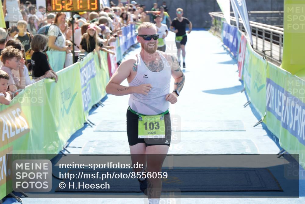 10.08.2025 - GEWOBA Citytriathlon Bremen H.Heesch http://msf.ph/oto/8556059 10.08.2025 15:27:17 Ziel 67, 103, 447 meine-sportfotos.de