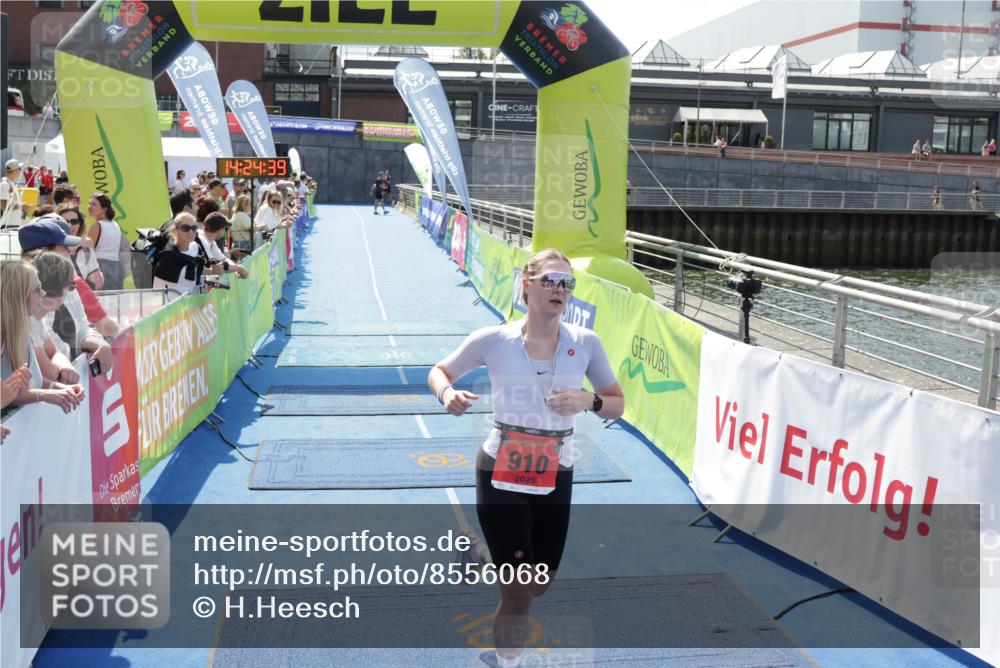 10.08.2025 - GEWOBA Citytriathlon Bremen H.Heesch http://msf.ph/oto/8556068 10.08.2025 14:24:42 Ziel 910 meine-sportfotos.de