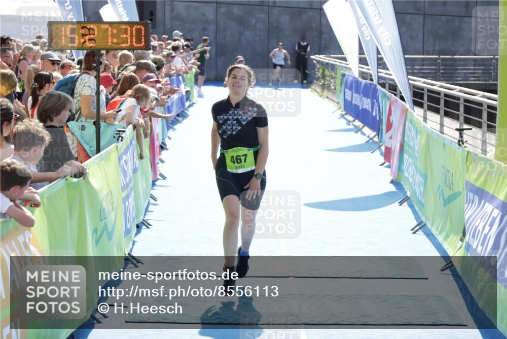 10.08.2025 - GEWOBA Citytriathlon Bremen H.Heesch http://msf.ph/oto/8556113 10.08.2025 15:27:34 Ziel 466, 467 meine-sportfotos.de