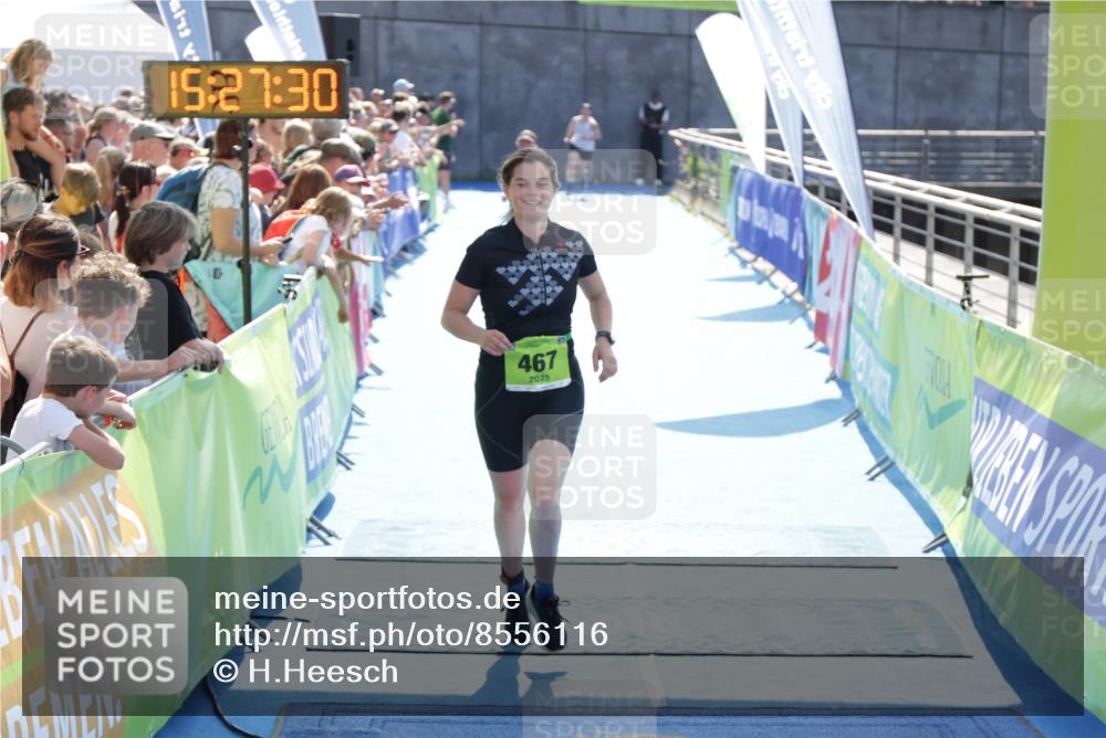 10.08.2025 - GEWOBA Citytriathlon Bremen H.Heesch http://msf.ph/oto/8556116 10.08.2025 15:27:34 Ziel 466, 467 meine-sportfotos.de