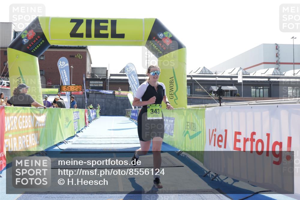 10.08.2025 - GEWOBA Citytriathlon Bremen H.Heesch http://msf.ph/oto/8556124 10.08.2025 16:08:33 Ziel 343 meine-sportfotos.de