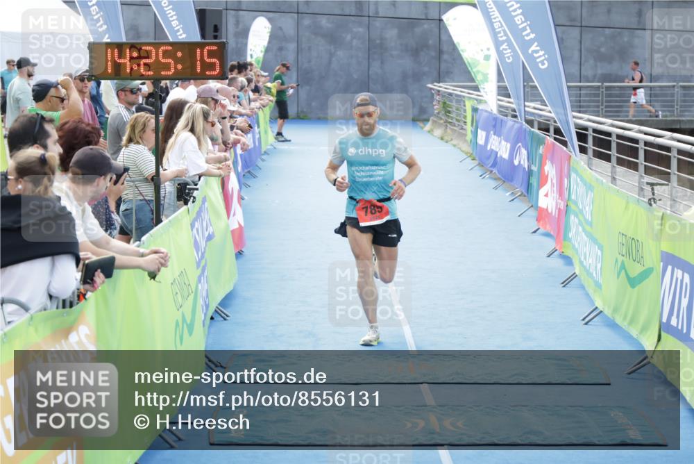 10.08.2025 - GEWOBA Citytriathlon Bremen H.Heesch http://msf.ph/oto/8556131 10.08.2025 14:25:19 Ziel 785 meine-sportfotos.de