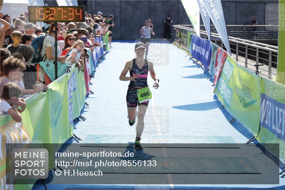 10.08.2025 - GEWOBA Citytriathlon Bremen H.Heesch http://msf.ph/oto/8556133 10.08.2025 15:27:38 Ziel 56, 466, 467 meine-sportfotos.de